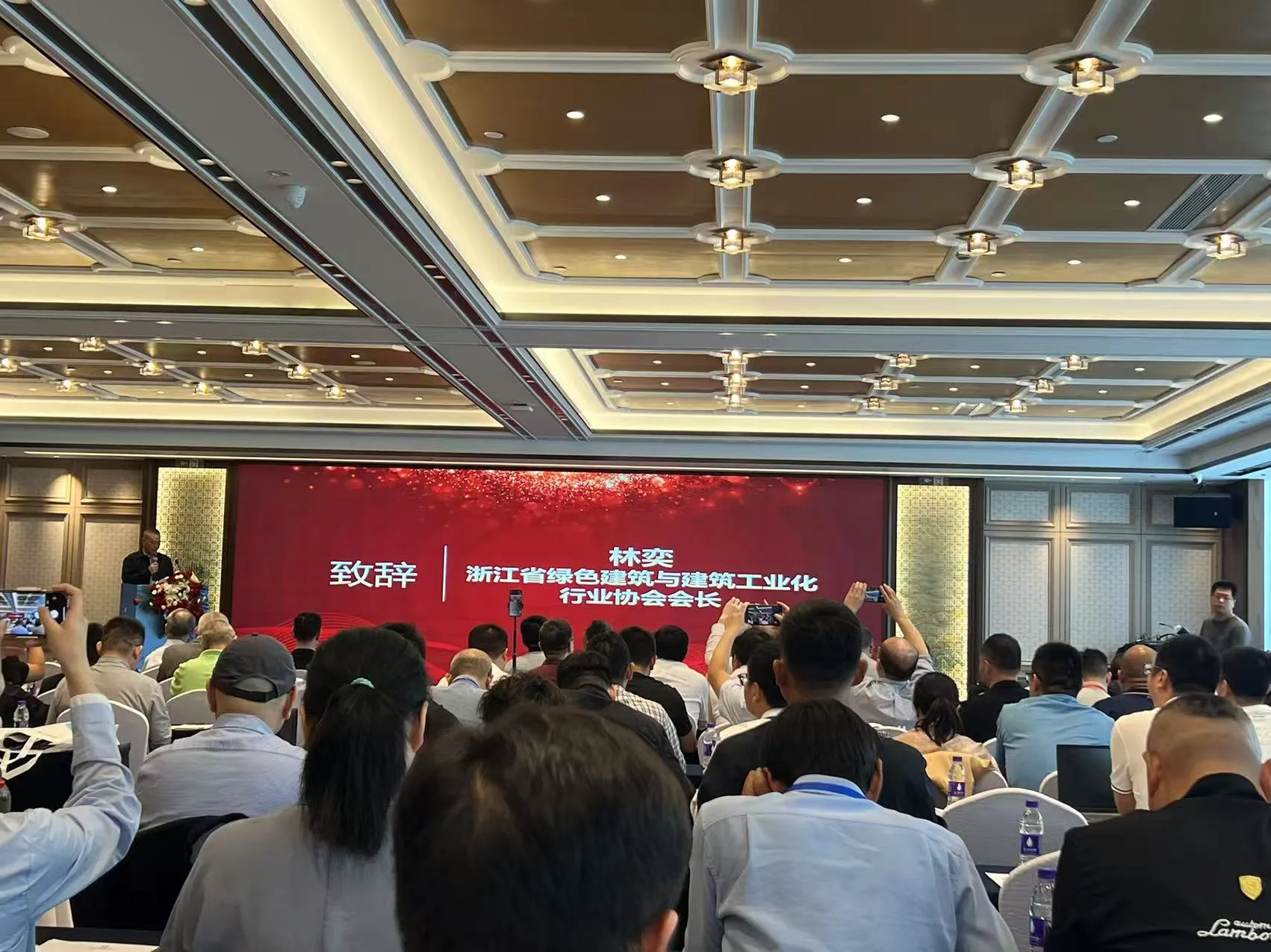 奥飞新材宋淼教授与张丁日博士亮相2025建筑低碳涂料产业发展大会,推动建筑行业绿色转型 1 WechatIMG15
